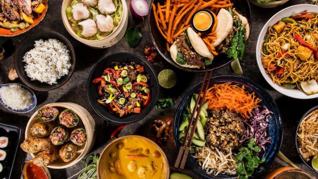 Diferentes platos de comida en un buffet.