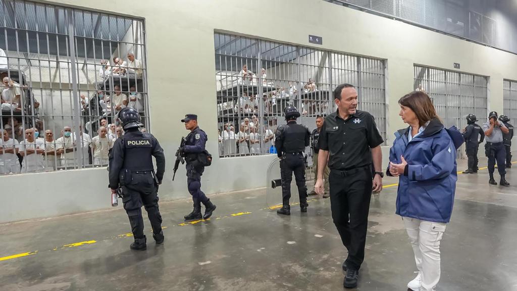 La ministra de Seguridad de Argentina, Patricia Bullrich, recorre las instalaciones de una 'mega cárcel' en El Salvador.