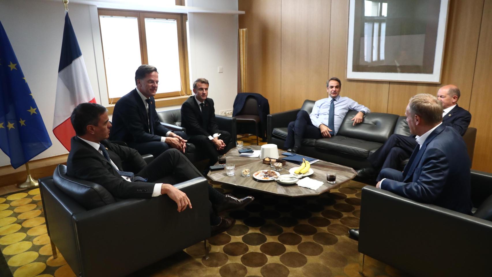 Pedro Sánchez, Mark Rutte, Emmanuel Macron, Kyriakos Mitsotakis y Donald Tusk, durante la negociación previa a la cumbre europea de este lunes en Bruselas