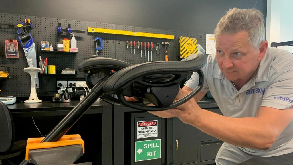 El ingeniero Robin Macan trabajando en el sillín absRider