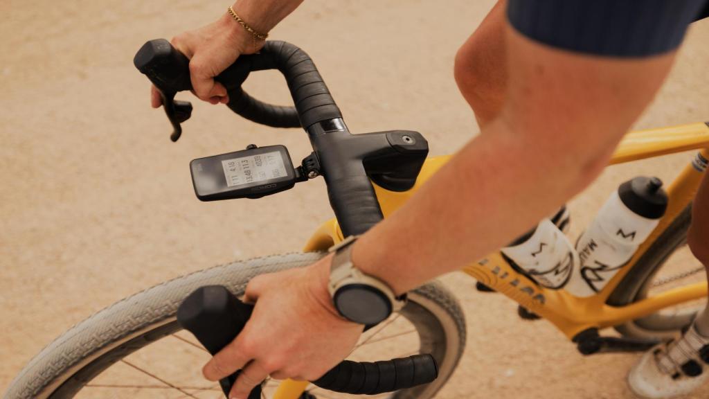 Coros Dura en una bicicleta.