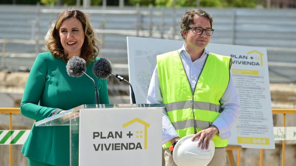 María José Catalá, junto al concejal de Urbanismo, Juan Giner. EE