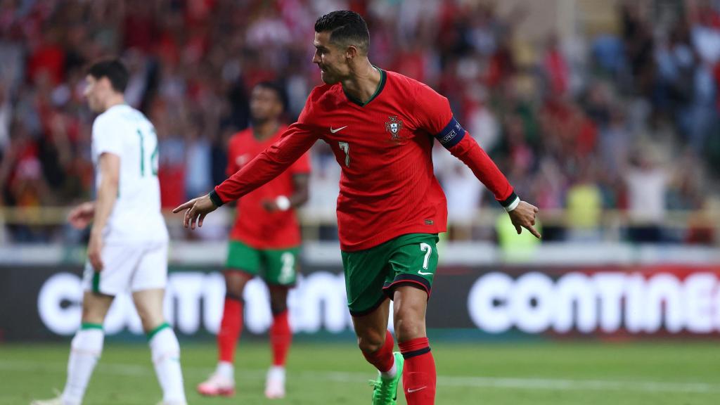Cristiano celebra uno de sus goles anotados ante Irlanda antes de la Eurocopa.
