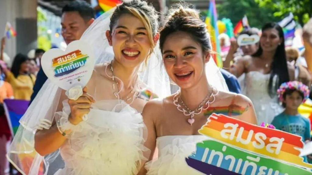 Dos mujeres retratadas sonriendo en una manifestación a favor del matrimonio igualitario en Bangkok.