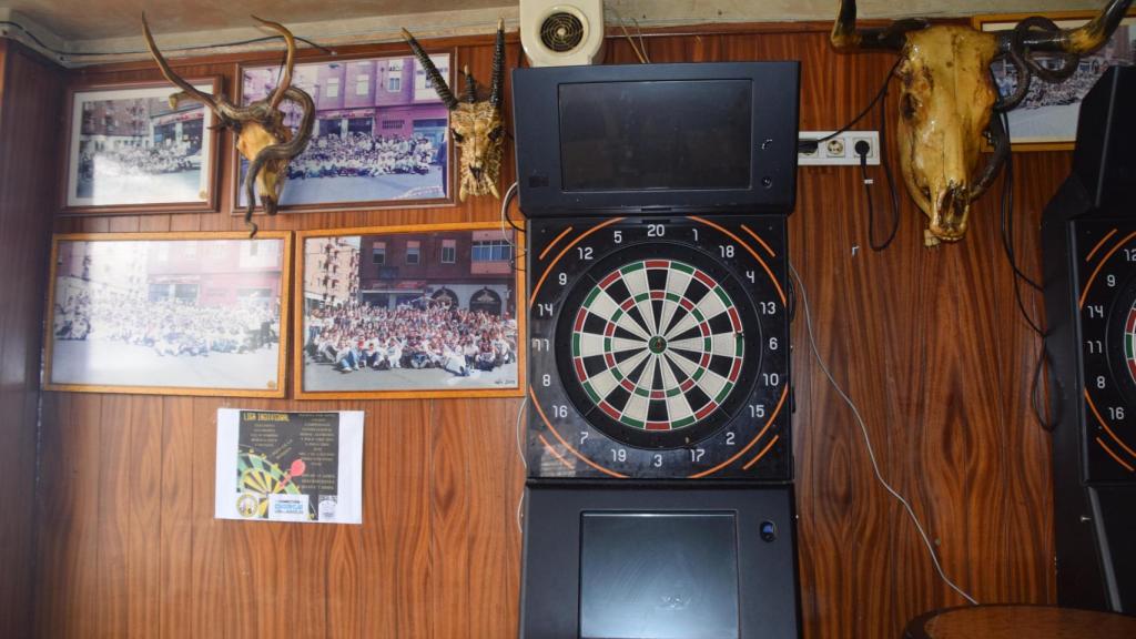 Una de las dianas en el salón del fondo de la Bodega Paco