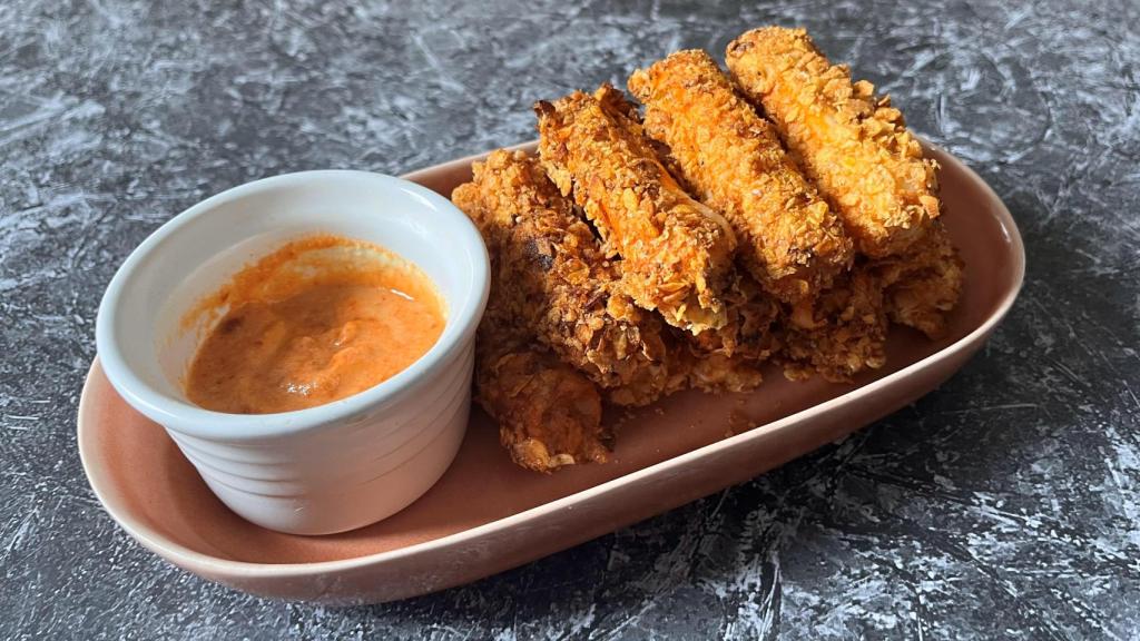 Palitos de cangrejo rebozados en air fryer con salsa picantona