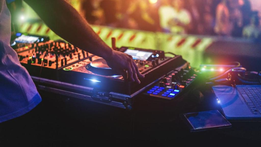 DJ con su mesa de mezclas.
