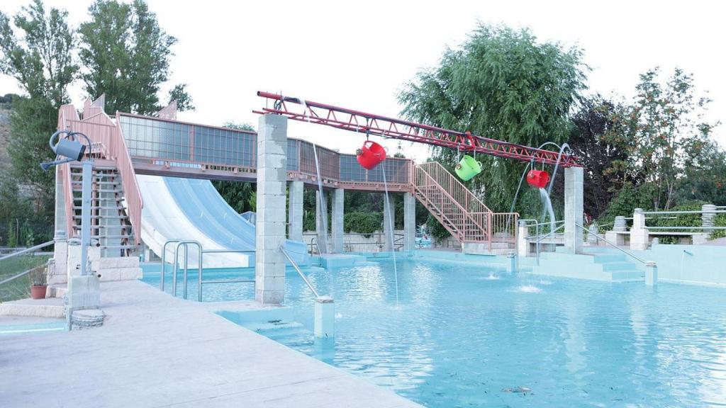 Algunos de los toboganes de las piscinas del camping Picón del Conde