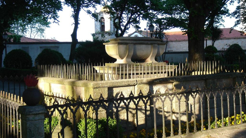 Tumba de John Moore en los jardines de San Carlos.