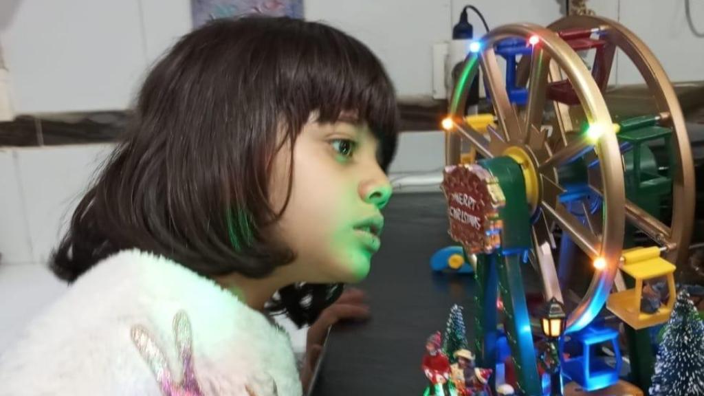 María mirando fíjamente un objeto