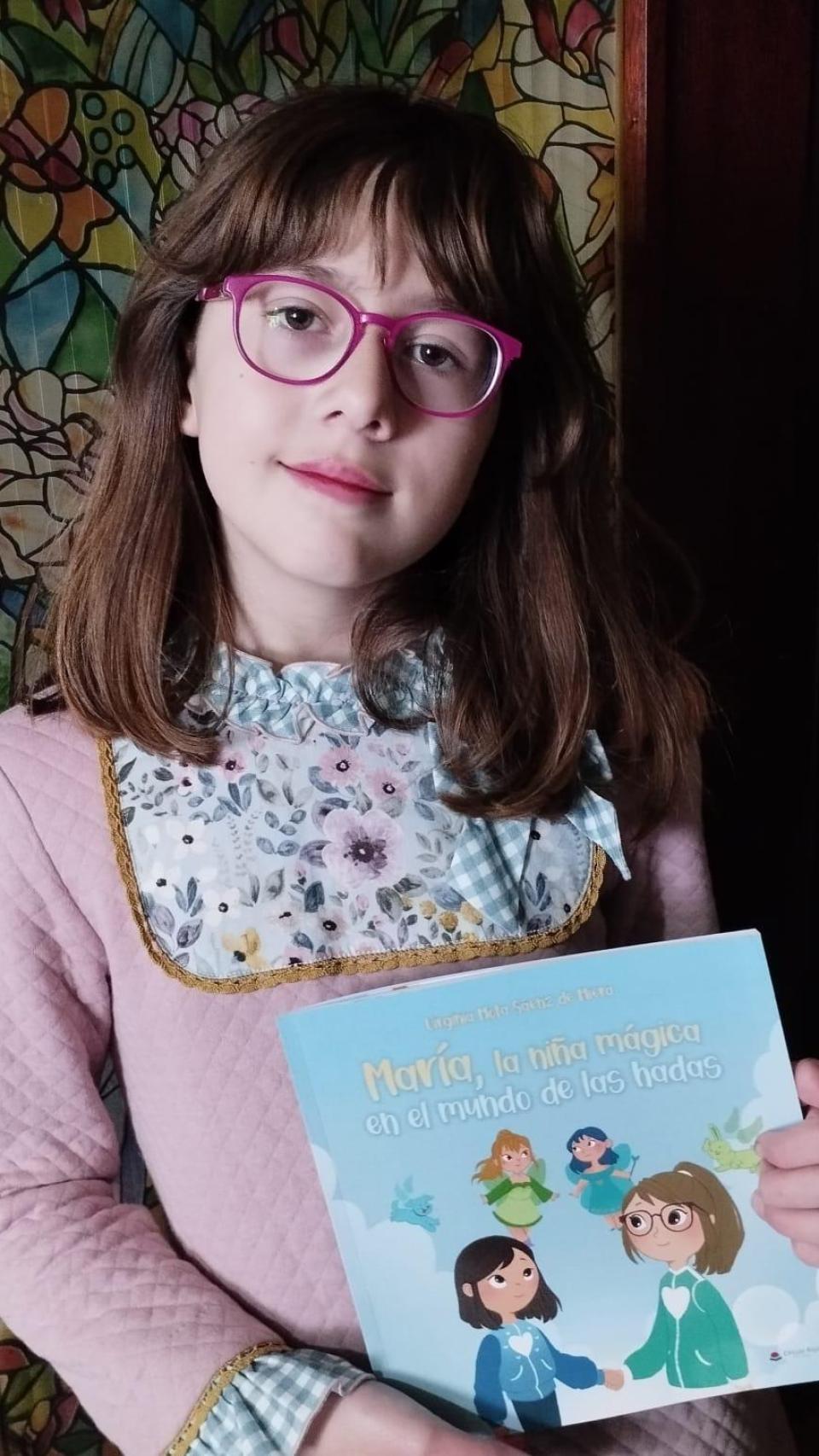 Virgina posa con su libro