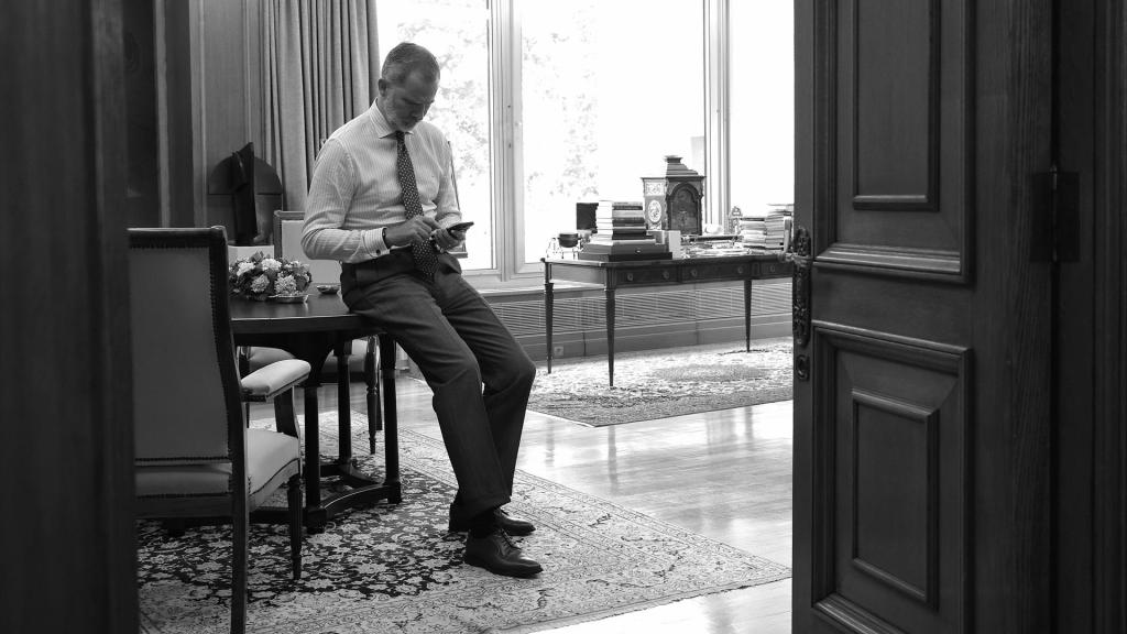 El Rey Felipe VI en su despacho del Palacio de la Zarzuela, a 5 de junio de 2024.