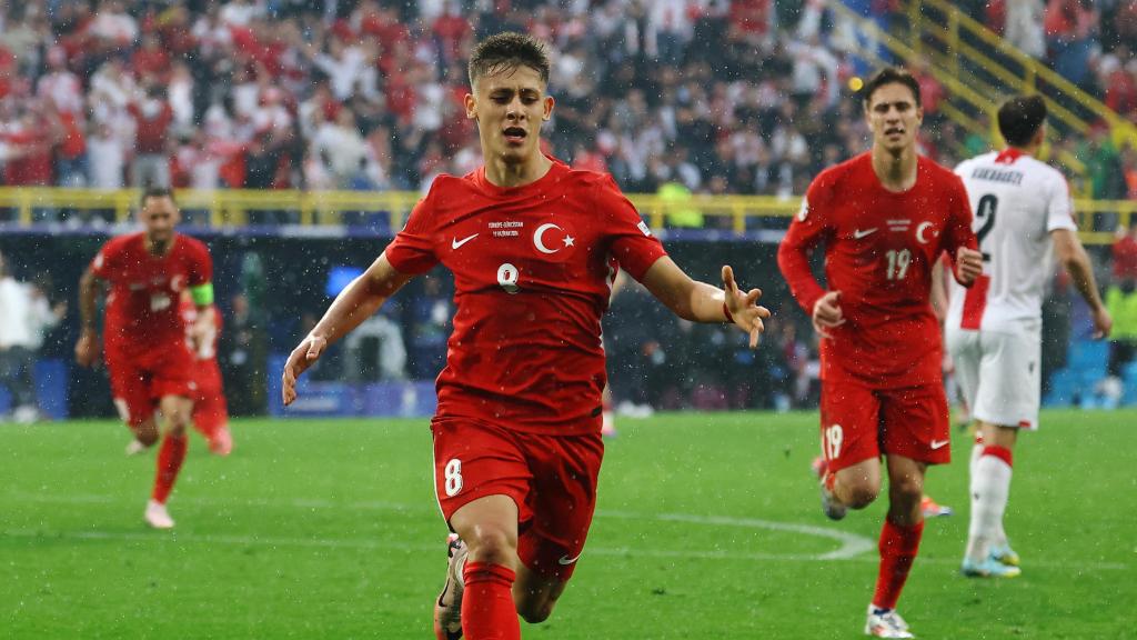Arda Güler celebra su gol con Turquía.