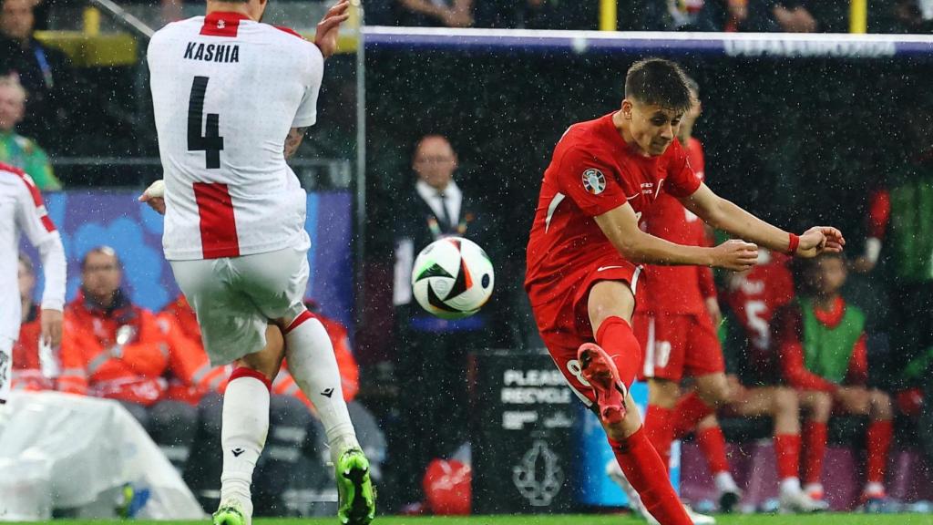 Güler, en el momento de ejecutar el disparo del gol.