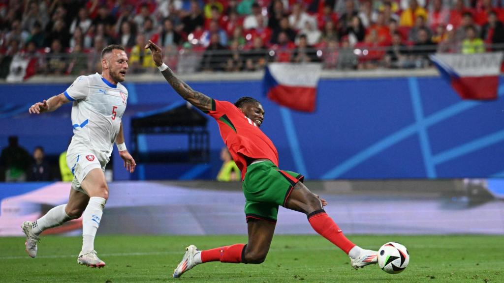 Leao no llega a rematar para Portugal por muy poco.