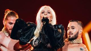 Mery Bass, junto a los bailarines Iosu Martínez y César Louzán, en su actuación en Eurovisión 2024.