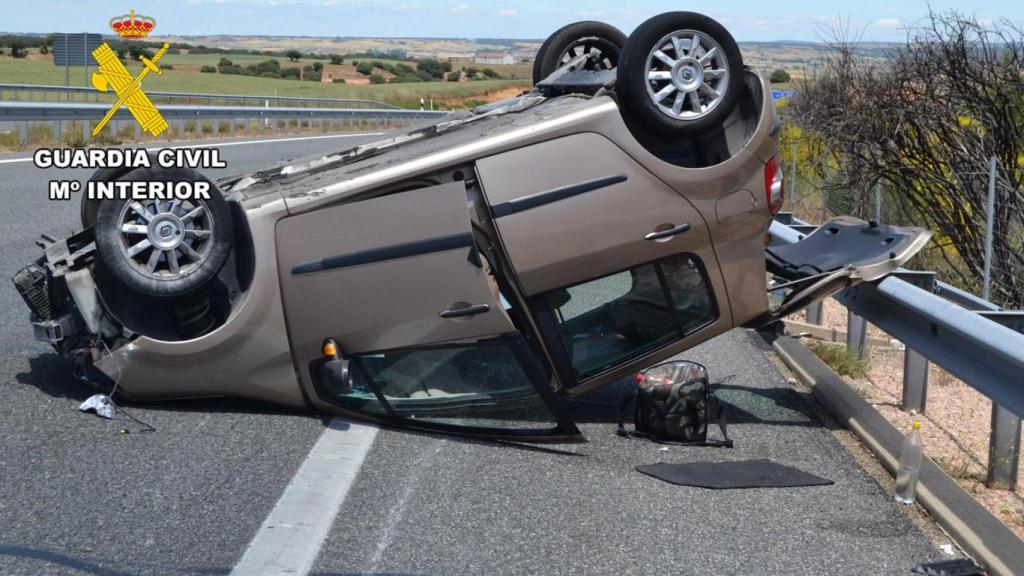 El turismo tras haber volcado y el paquete de droga al lado