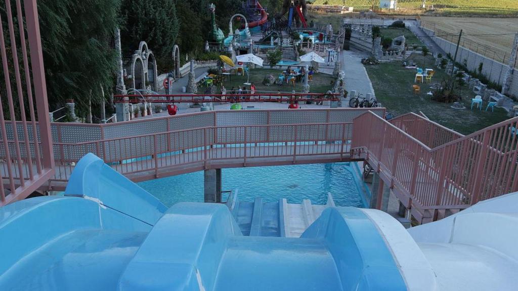 Piscinas del camping Picón del Conde, en Monasterio de Rodilla (Burgos)