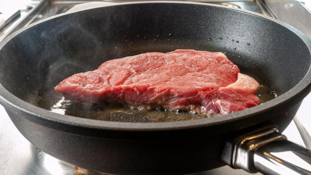 Un filete crudo en una sartén.