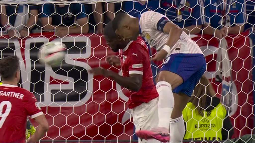 Kylian Mbappé, ensangrentado tras un golpe en la cara