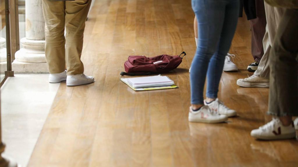 Varios alumnos a la espera de hacer un examen en la UCLM.