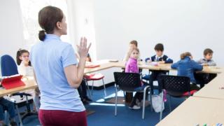 Una profesora impartiendo clase.