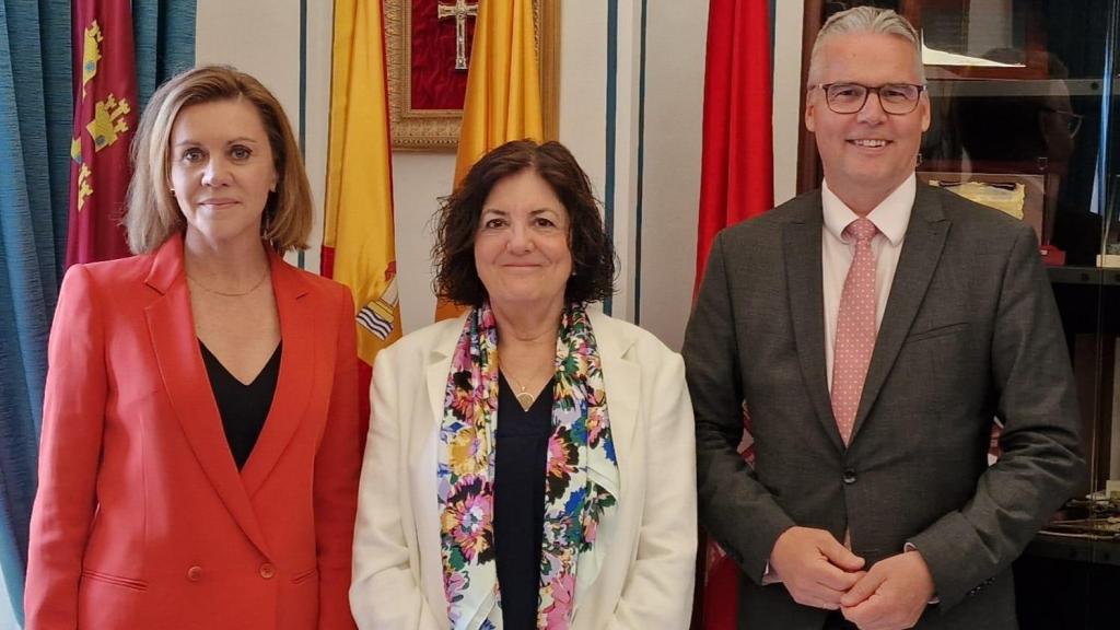 María Dolores de Cospedal, María Dolores García Mascarell y Ludger Gruber, de izquierda a derecha.