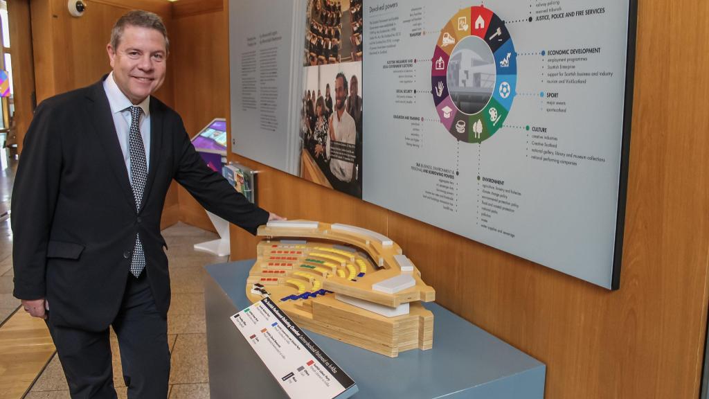 Emiliano García-Page, de visita este martes en el Parlamento de Escocia, son sede en Edimburgo.