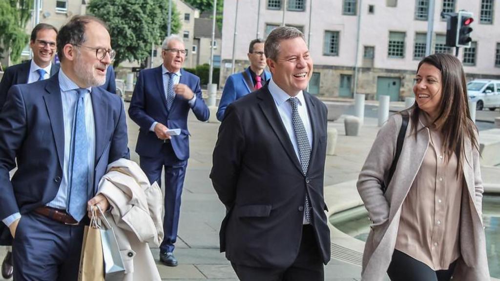 Emiliano García-Page a su llegada al Parlamento escocés junto a la consejera de Bienestar Social, Bárbara García Torijano.