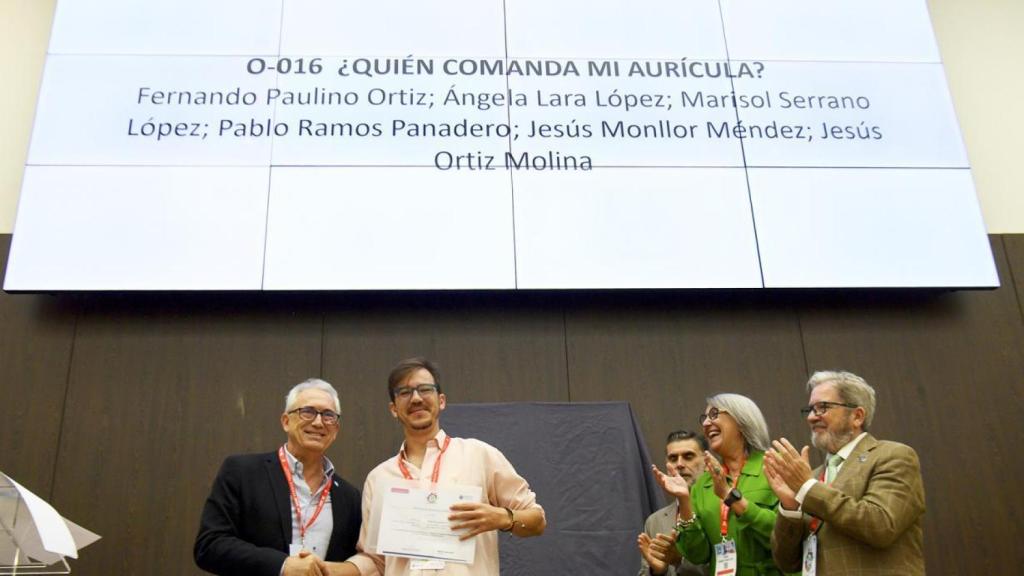 El doctor Fernando Paulino Ortiz recogiendo su reconocimiento.