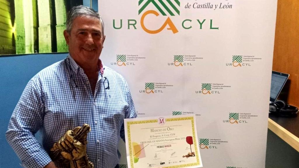 Entrega de la medalla de oro en los Premios Manojo.