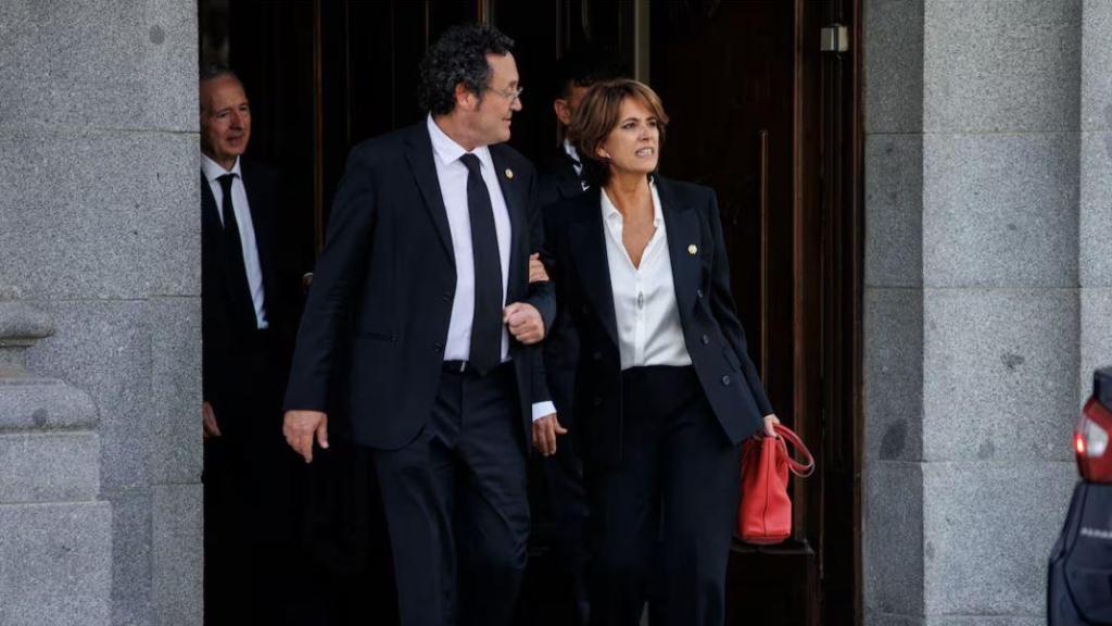 El fiscal general, Álvaro García Ortiz, y su antecesora, Dolores Delgado, salen del Tribunal Supremo en octubre de 2022./