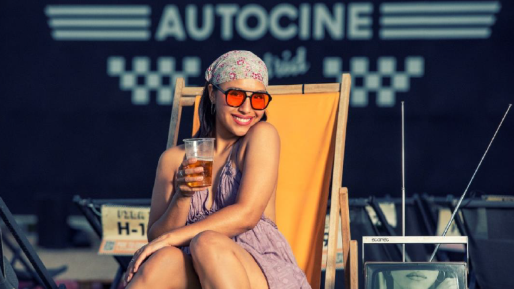 La zona de hamacas del Autocine de Madrid.