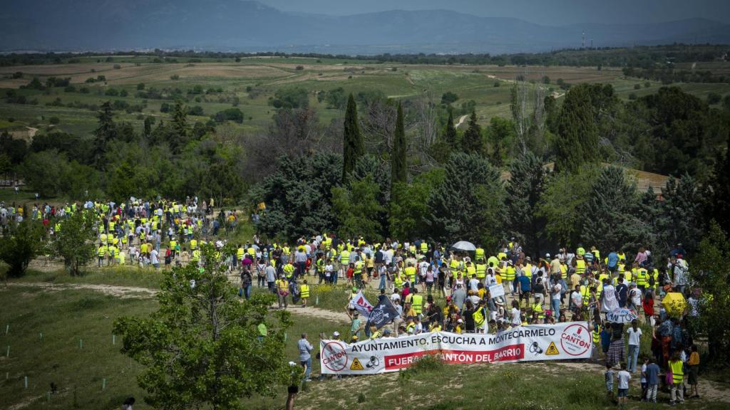 Manifestantes con pancartas durante una protesta en abril para exigir al Ayuntamiento que construya su cantón lejos de colegios y viviendas.