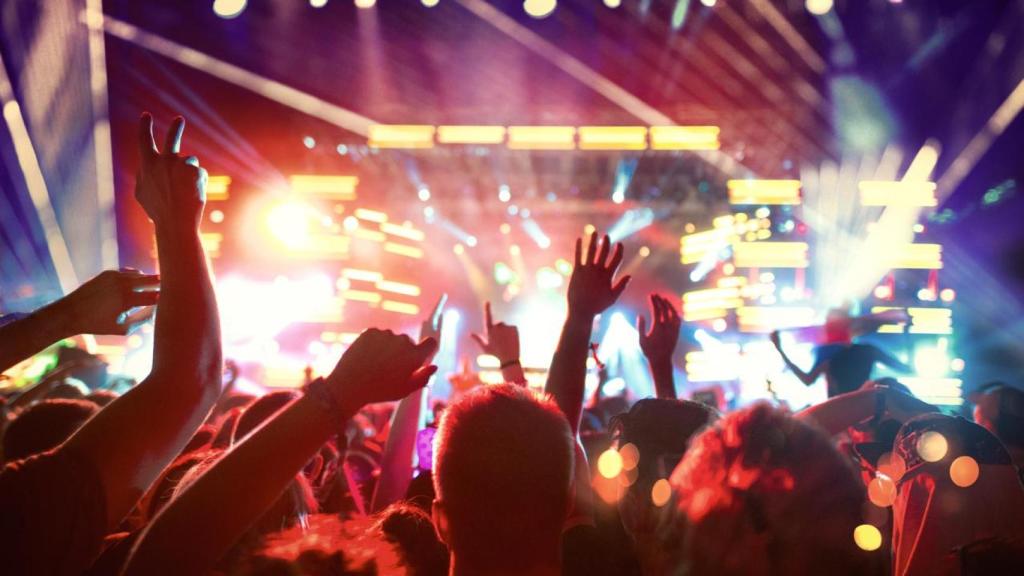 Grupo de personas de festival.