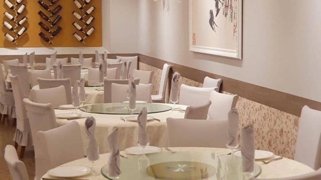 Salón del restaurante chino.