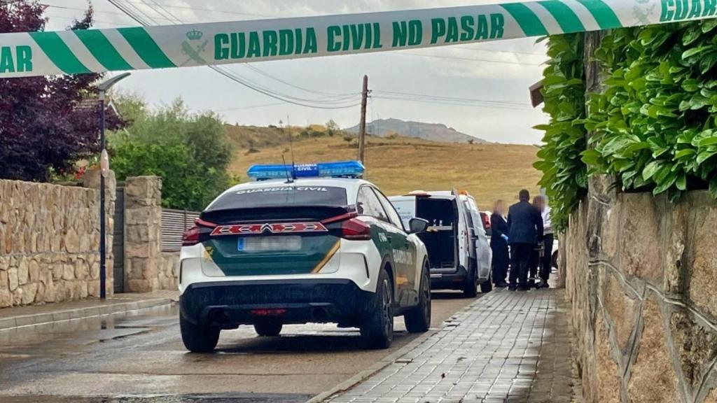 Un vehículo de la Guardia Civil en la calle Vicente Aleixandre, en Soto del Real, donde se ha producido el crimen.