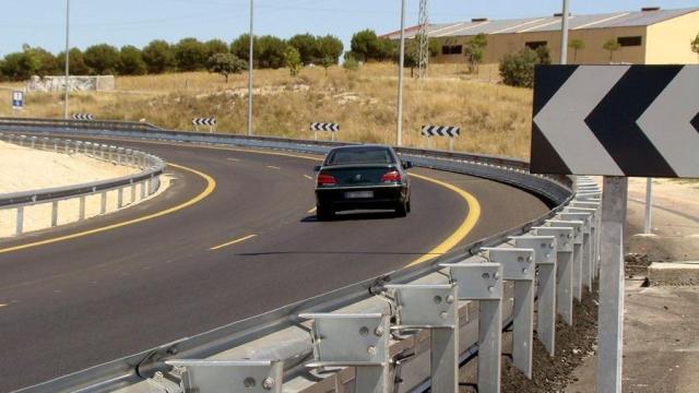 Imagen de archivo de un coche en una carretera española.
