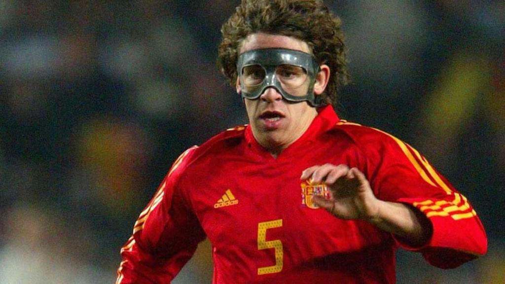 Carles Puyol, con la máscara protectora jugando con la Selección.