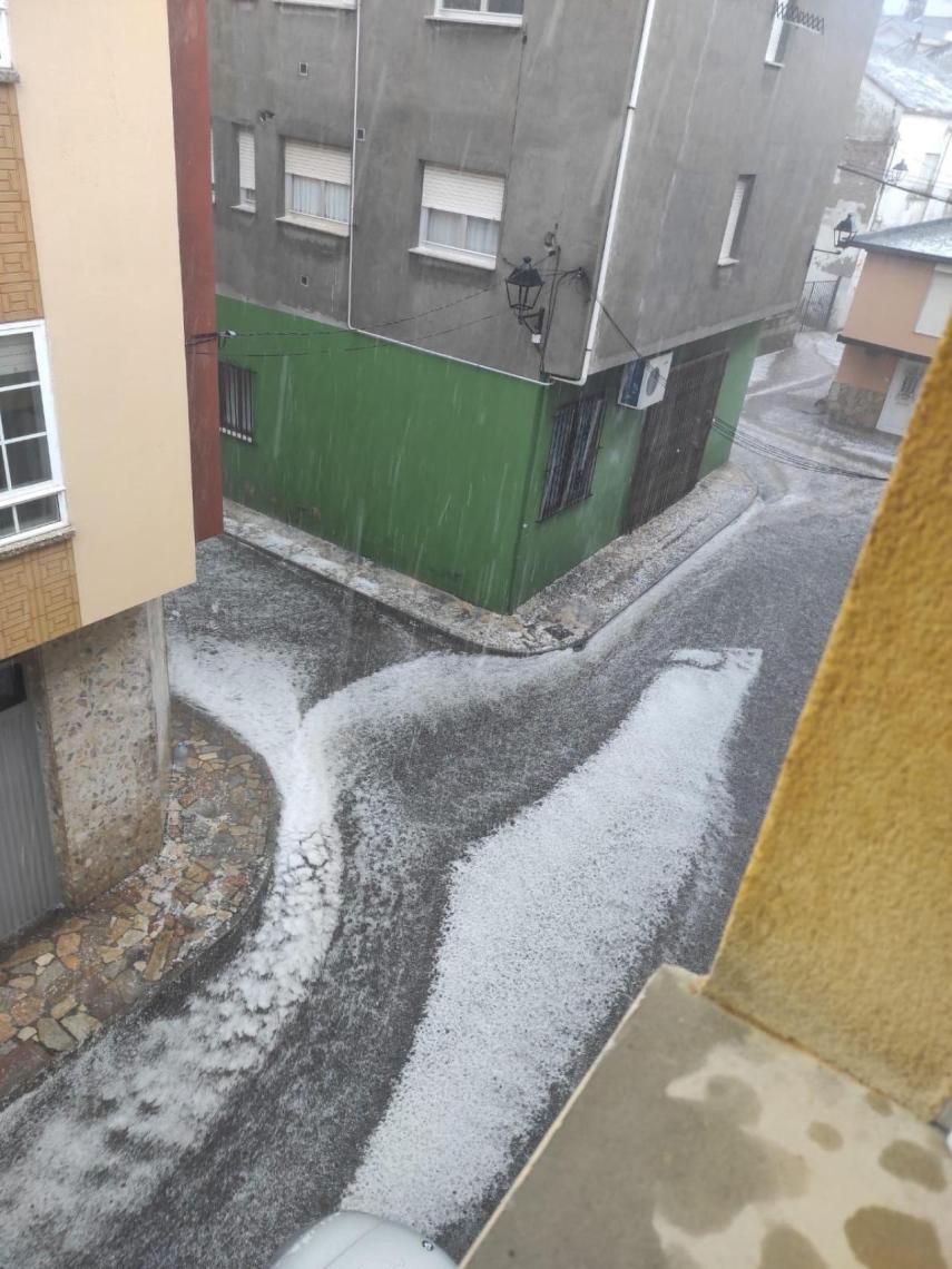 Ríos de granizo y agua durante la tormenta en Cacabelos