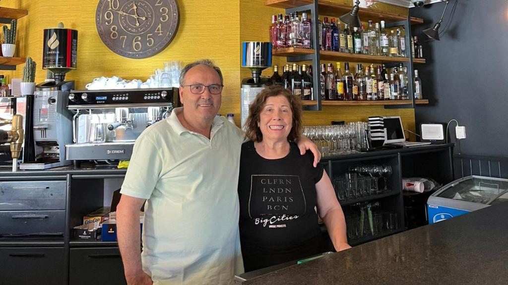 Imagen de los dos hermanos en su bar de Renedo