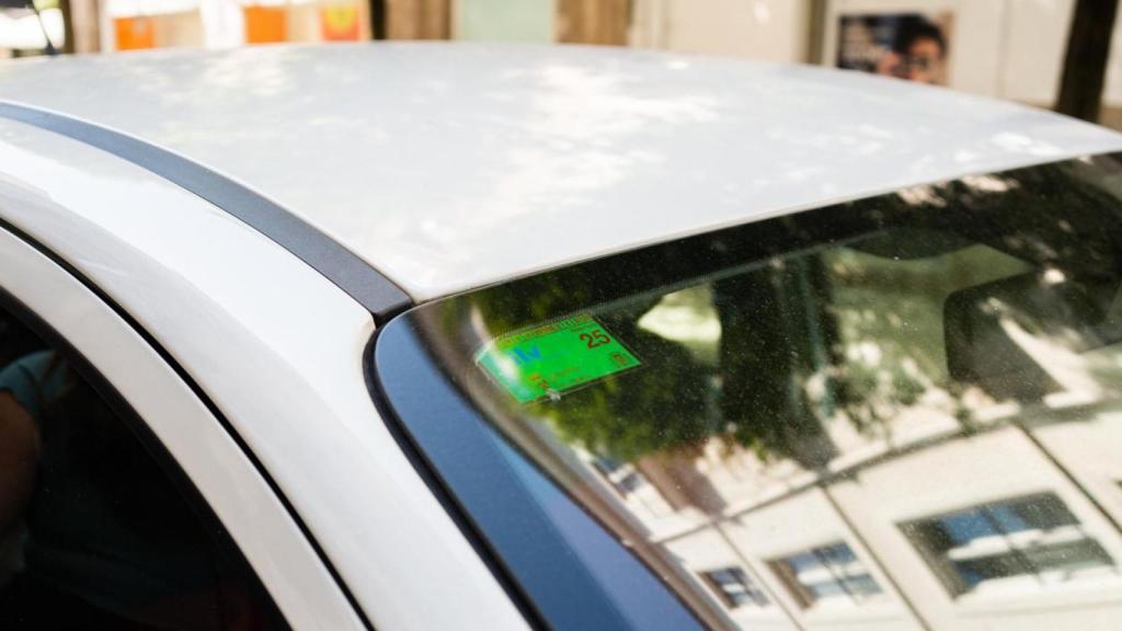 Pegatina de la ITV en el coche.