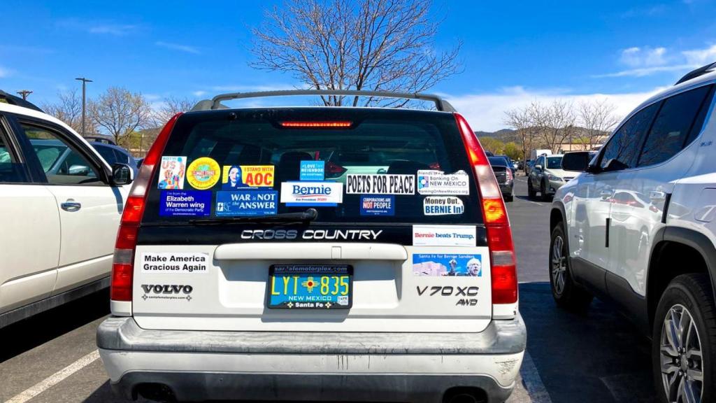 Coche lleno de pegatinas.