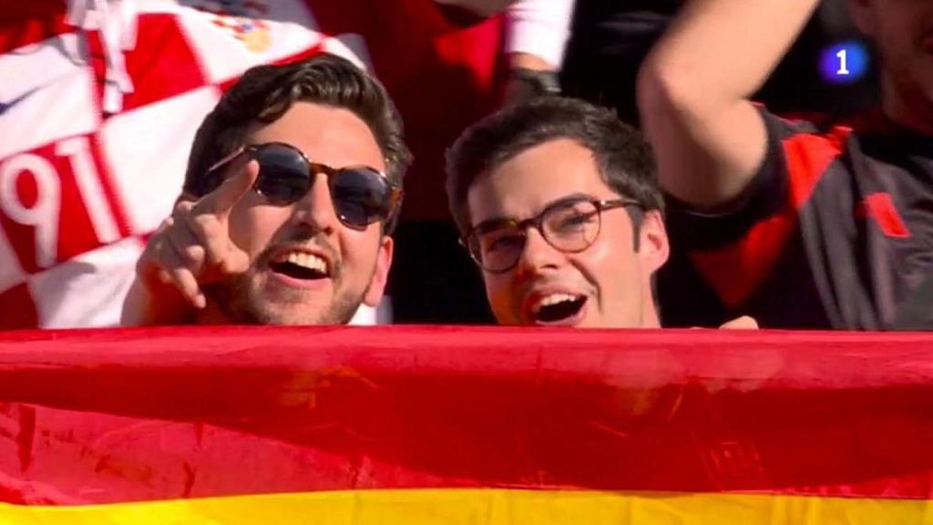 Jesús a la izquierda y Juan a la derecha, captados por las cámaras de televisión