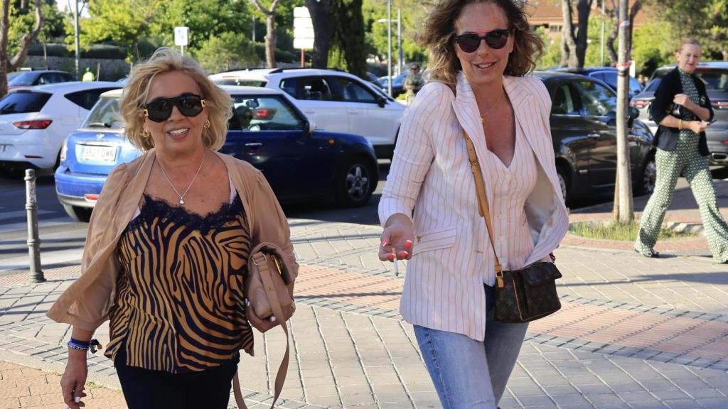 Carmen Borrego llegando a la misa de su madre, junto a Rocío Carrasco.