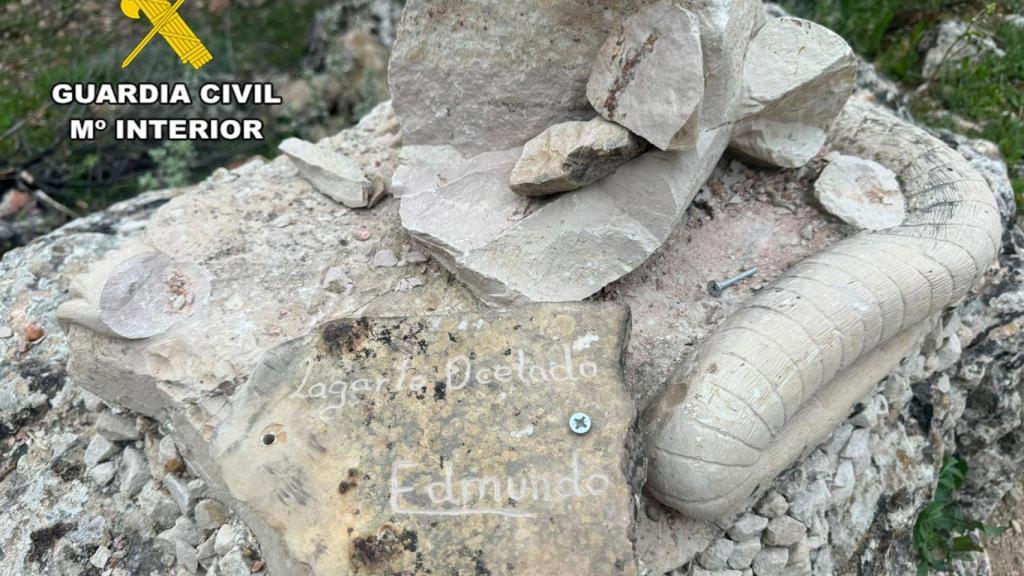 Una de las esculturas dañadas en Bogarra.