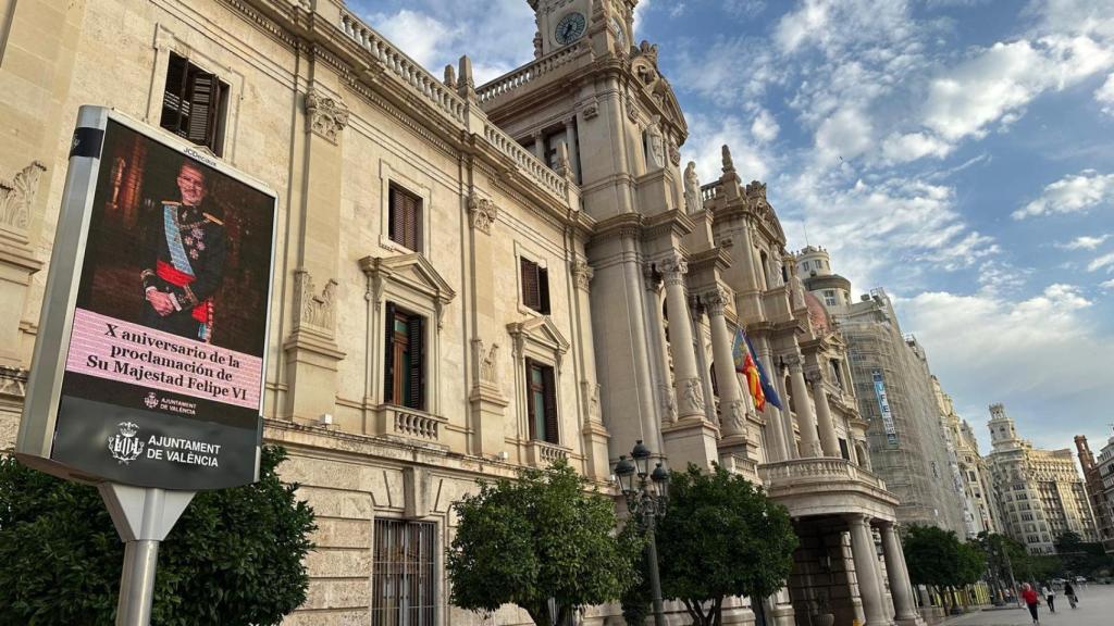 El expositor digital donde se exhibe la conmemoración a Felipe VI por el X aniversario de su reinado en la plaza del Ayuntamiento. EE