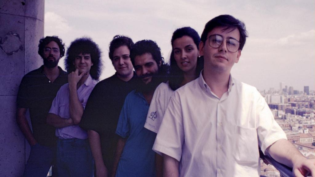 El equipo de Dinamic en la terraza de sus oficinas de la planta 29 de la Torre Madrid, en 1989.