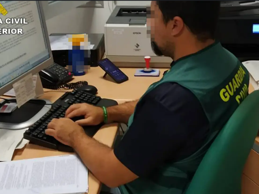 Un guardia civil tomando declaración para tramitar una denuncia en una imagen de archivo.