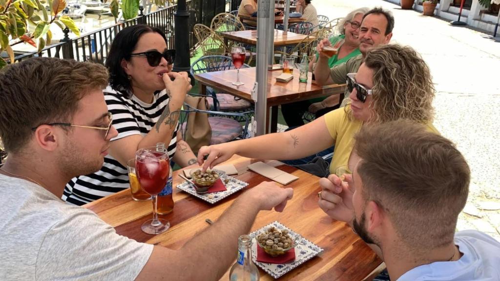 Este pueblo sevillano se ha convertido en la capital de España del caracol: 17 bares y un mes de ruta